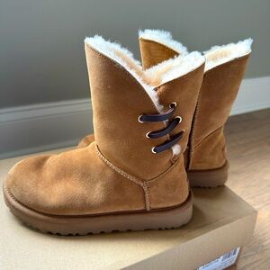 UGG Constantine women’s boot, chestnut, size 6